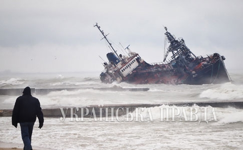 Под Одессой танкер выбросило на мель, владелец не разрешает экипажу эвакуироваться