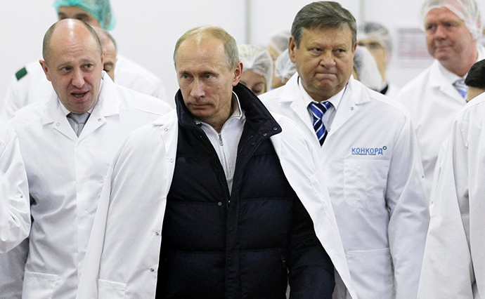 Євген Пригожин, ліворуч, показує Володимиру Путіну, тоді прем'єр-міністру, свій завод під Санкт-Петербургом, 2010 р.