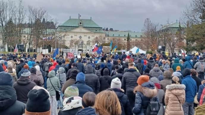 В Братиславе вышли на протест Хватит России из-за визита Фицо к Путину