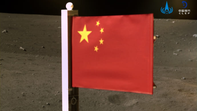 Китай поднял флаг на Луне
