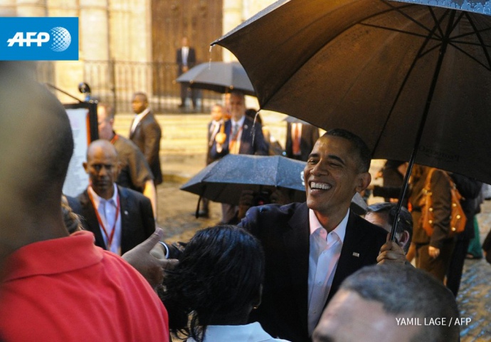 Барак Обама беседует с туристами и кубинцами около собора в Гаване. Фото: AFP