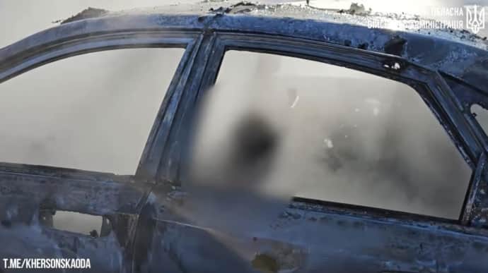 РФ обстреляла Херсон: удар сжег человека в машине, еще один погиб на улице