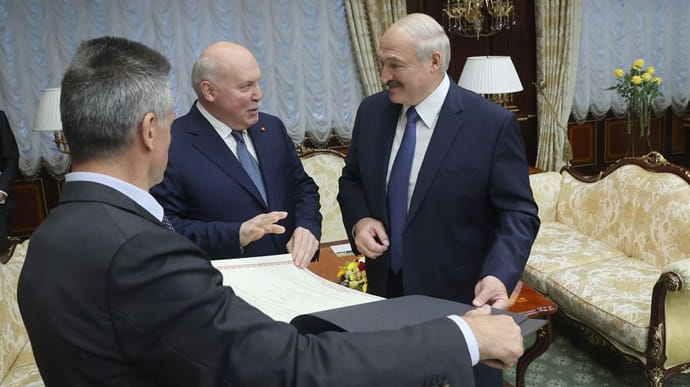 Лукашенко подарили карту белорусских губерний в составе Российской империи