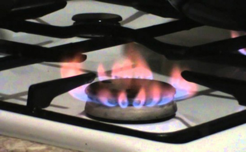Нафтогаз пояснив, чому полум’я на плиті жовте і чайник гріється довше 