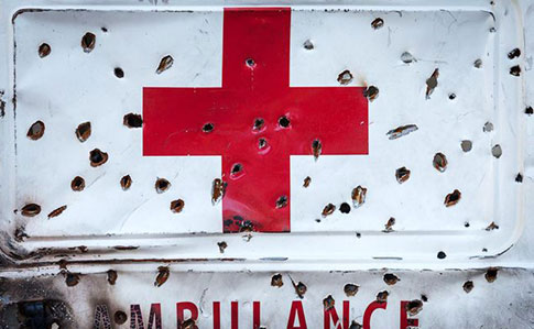 Боевики обстреляли санитарный автомобиль Хаммер: есть погибший