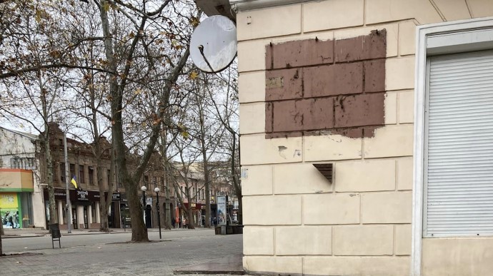 У центрі Миколаєва демонтували меморіальну дошку Пушкіну