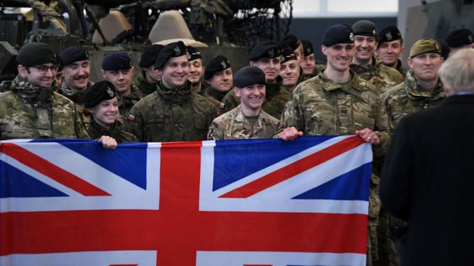 Великобритания забирает из Украины своих военных инструкторов