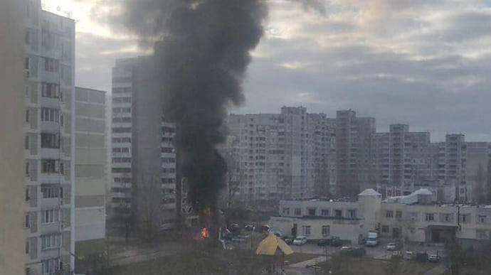 Пожежа через ракету на Троєщині: є поранені, згоріли 7 авто