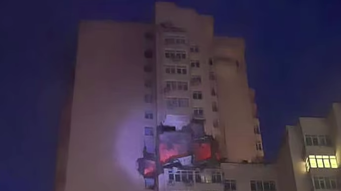 МВС показало перші хвилини після падіння уламків на багатоповерхівку в Києві