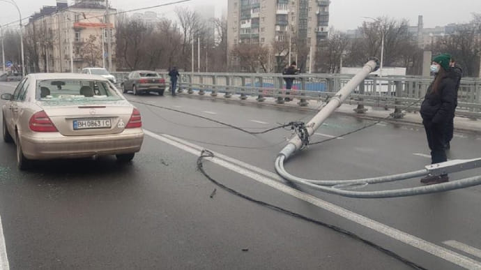 Падение фонарей Шулявского моста:убытки за поврежденные авто должен возместить подрядчик