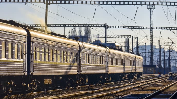 УЗ: на Київщині через ворожу атаку пошкоджено колії, задіюють резервні маршрути