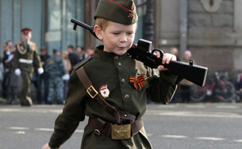 На параде в Луганске маршировали дети, а коммунисты из РФ водили иностранцев
