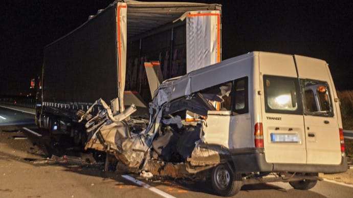 В ДТП микроавтобуса и грузовика в Венгрии погибли украинцы