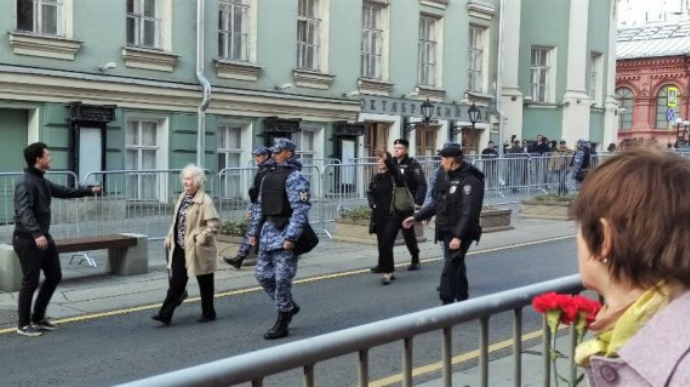 В России на похоронах Горбачева задержали несколько человек с антивоенными значками