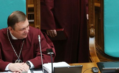 Трое судей КС заявили, что Шевчук должен уйти с поста главы суда