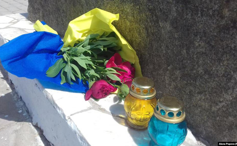 Квіти і лампадки біля пам'ятного знака жертвам депортації 1944 року в Сімферополі