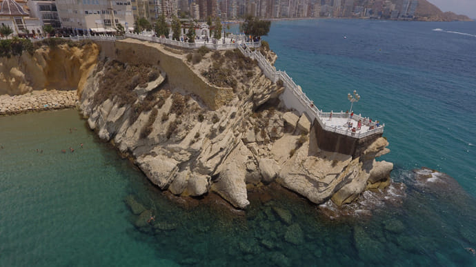 Украинская туристка в Испании при попытке сделать селфи сорвалась со скалы в море – СМИ 