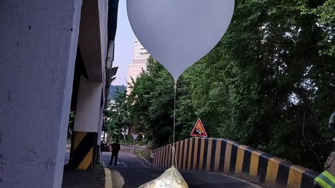 КНДР отправила около 600 воздушных шаров с мусором в Южную Корею