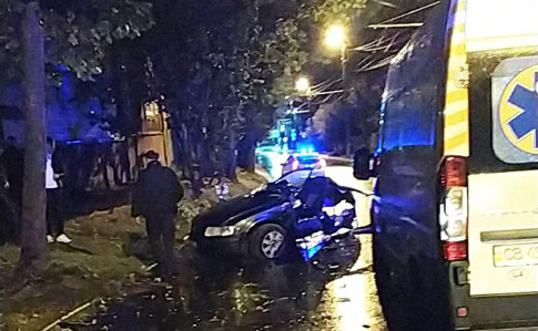У Чернігові в ДТП загинули 4 підлітків: авто влетіло в дерево 