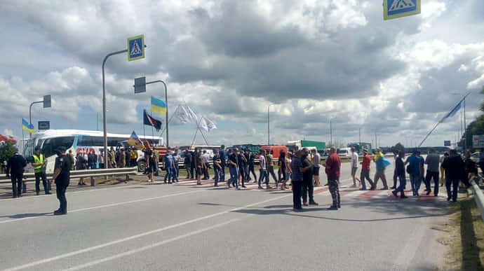 Протестувальники перекрили трасу Київ - Чоп