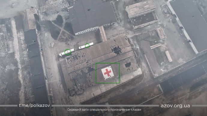 Окупанти спеціально бомблять будівлю з червоним хрестом у Маріуполі – Азов
