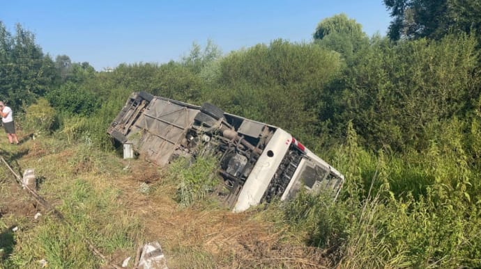 Автобус с 40 паломниками перевернулся на Тернопольщине