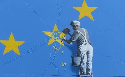 В Британии закрасили граффити Бэнкси о Brexit