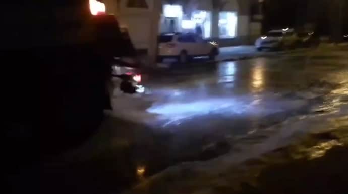 У Києві прорвало водопровід на Оболонській: вулицю перекрили