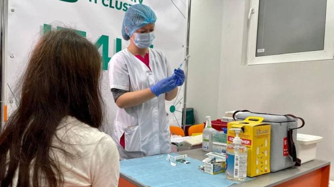 Бустерную дозу Covid-вакцины получили уже 41 тысяча украинцев
