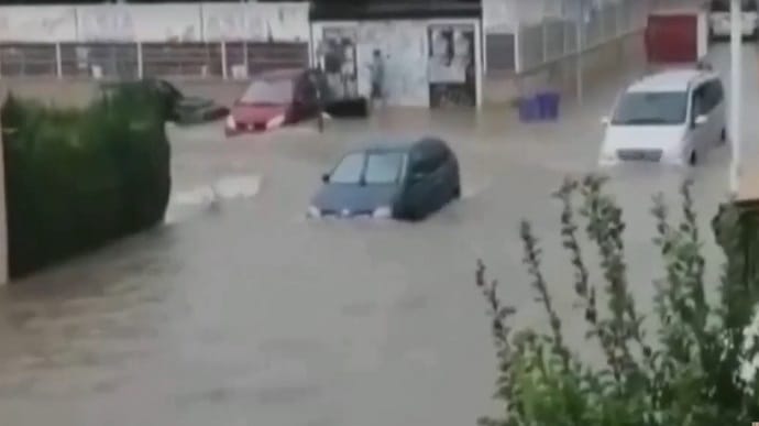 Повінь в Іспанії: затоплені автомобілі та будинки