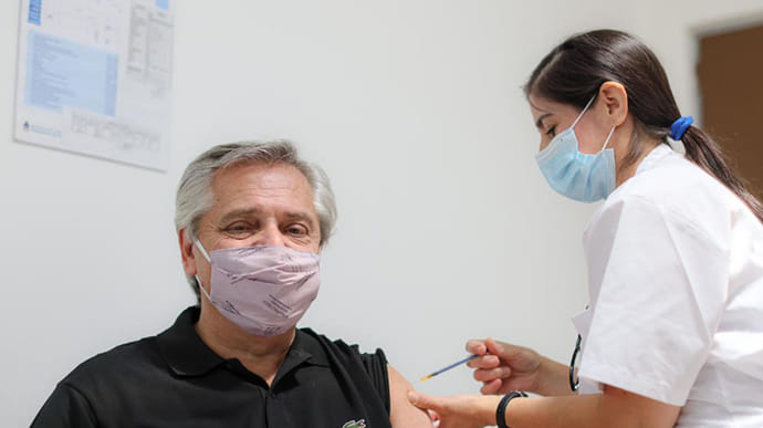 Президент Аргентини, щеплений російською вакциною, заразився коронавірусом