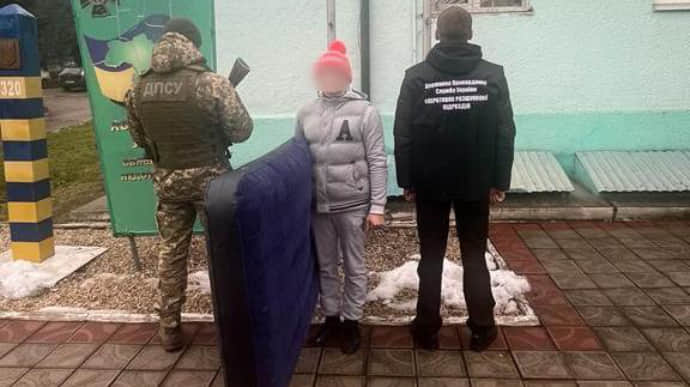 Житель Коломыи в четвертый раз штурмовал границу: теперь – с матрасом и в розовой шапке