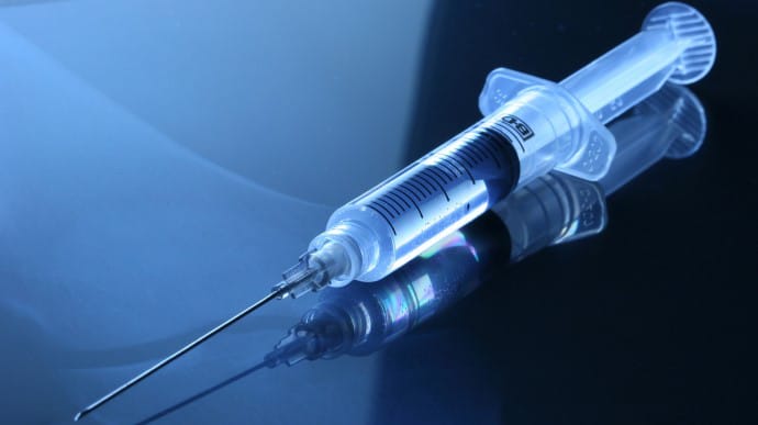 Масштабное исследование показало высокую эффективности ковид-вакцин