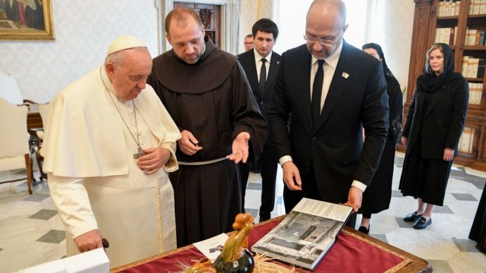 Шмигаль під час зустрічі передав Папі Римському фотоальбом про злочини Росії в Україні