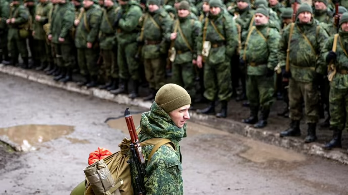 Враг агитирует жителей оккупированного юга подписывать контракты с армией РФ – ЦНС