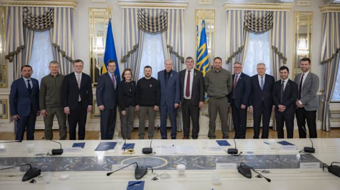 US Congressmen in Kyiv explain delay in military aid to Ukraine