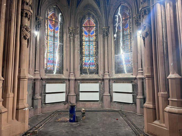 Хід реставрації у вівтарі костелу