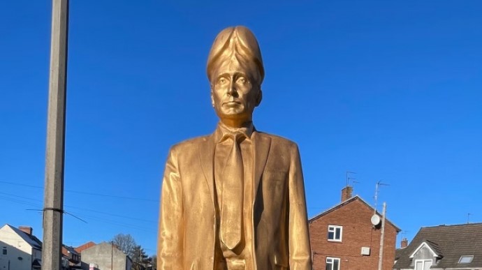 В Британии создали статую Путина с головой-членом для помощи ВСУ и бросания яйцами