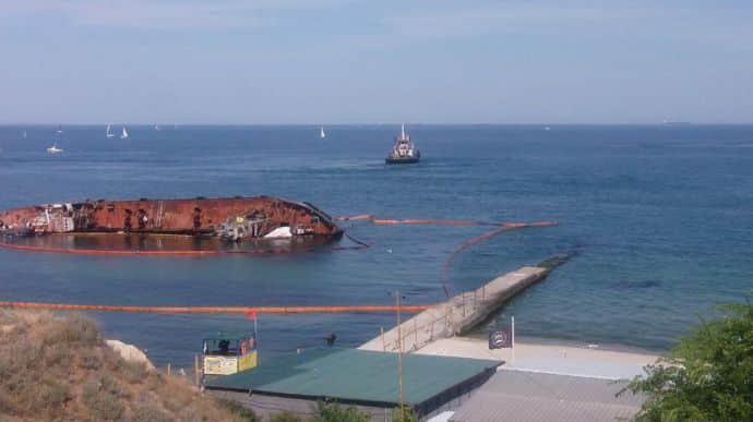 Эксперты думают, как поднять танкер Delfi, турки предлагают разрезать его