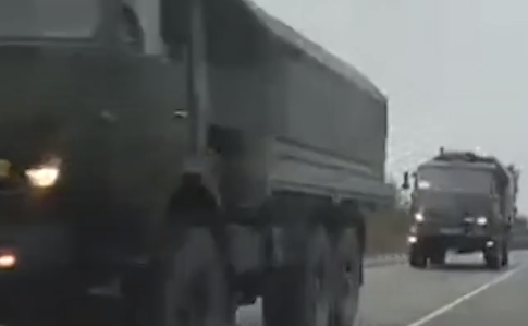 В аннексированный Симферополь едет большая колонна российской военной техники 