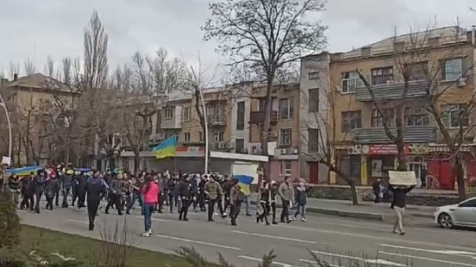 Out with the Orcs: Melitopol protests against Russia's invasion, gunfire heard
