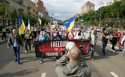 В Киеве проходит марш за освобождение политзаключенных и пленных