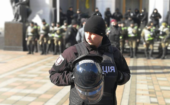 Під ВР штовханина: поліція не пускає на мітинг машину зі звукоапаратурою