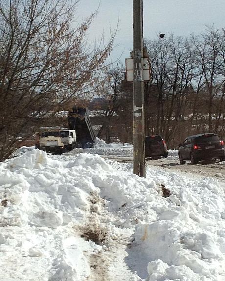 У Кадетському Гаю вантажівки скидають сніг на узбіччя. Фото з Facebook Коберник