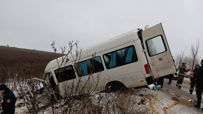 На Харківщині в ДТП потрапив автобус – одна людина загинула, 18 травмованих