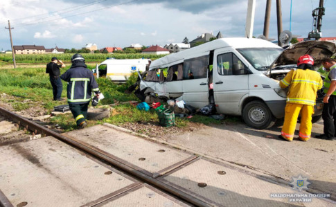 На Буковині мікроавтобус зіткнувся з потягом - 2 загиблих, 7 постраждалих