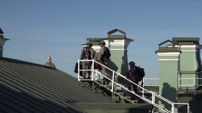 У Петербурзі створили загін по боротьбі з дронами: снайпери на дахах і патрулі