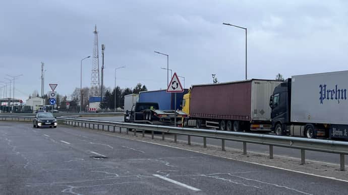 Polish protesters start to partially let lorries through at Hrebenne-Rava-Ruska checkpoint