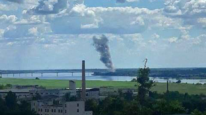 Explosions heard near bridge in Kherson – media