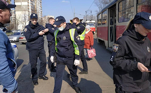 В Киеве возник трамвайный затор, поскольку в салон зашли более 10 человек
